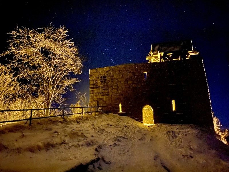 Die Burgruine nachts 03